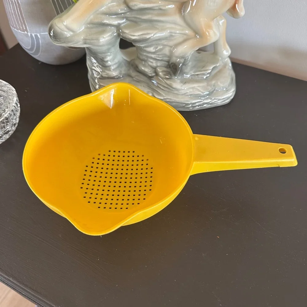 Vintage Tupperware Yellow Handheld Colander Strainer 2 Cup 1522 Spouts Handle